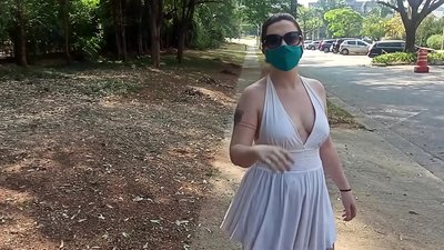 Tsiraici jama'a: wata yarinya daga Rasha ta yi ƙoƙarin cire tufafinta a titunan Rio de Janeiro. Ta kusa kamawa.